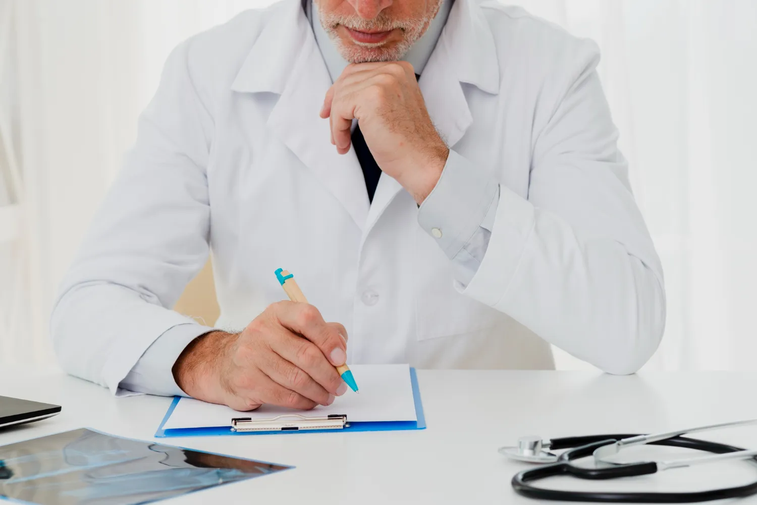Contabilidade para médicos: como pagar menos com o Fator R