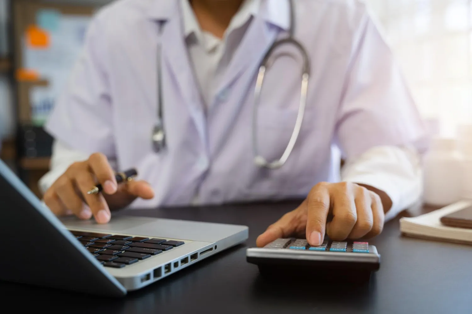 Impostos médicos em 2026: quanto um médico paga como PJ