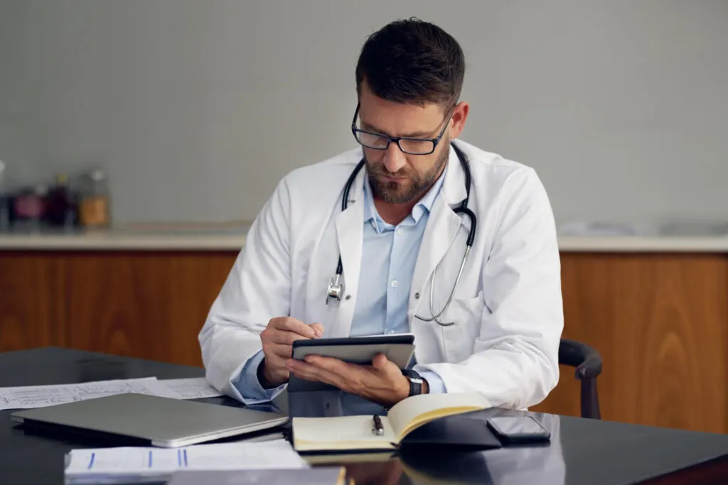 Médico PJ ou PF: qual modelo paga menos imposto em 2026