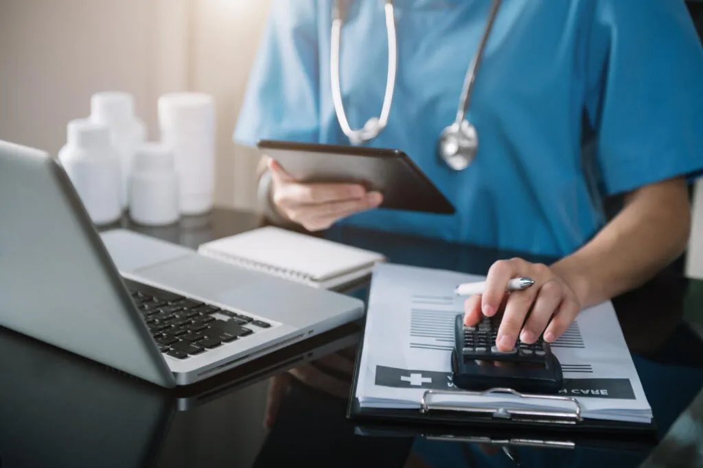 Reforma tributária para clínica médica: o que muda em 2026
